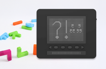 흩어진 한글 글자 블록 위에 물음표, 느낌표, 따옴표가 그려진 이미지