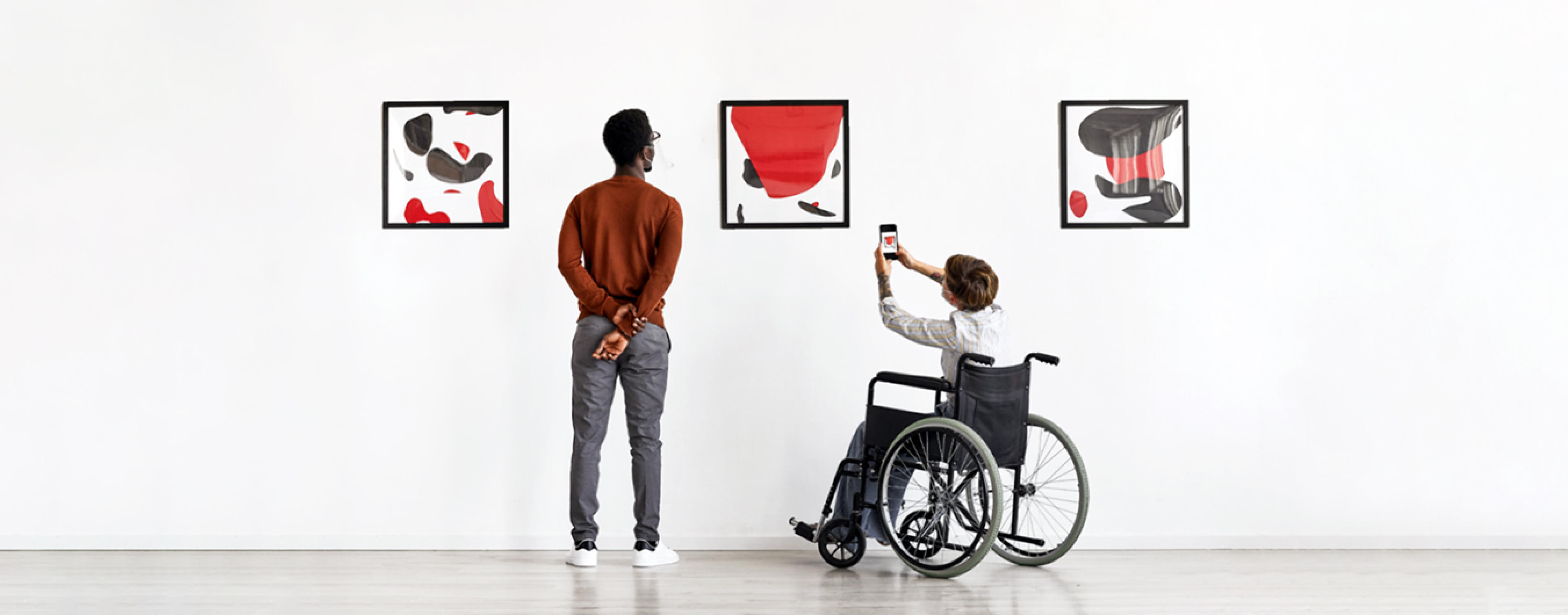 배리어-프리 관람공간에서 미술 작품을 관람하는 사람들